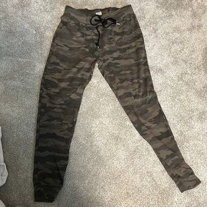 Zyia camo joggers
